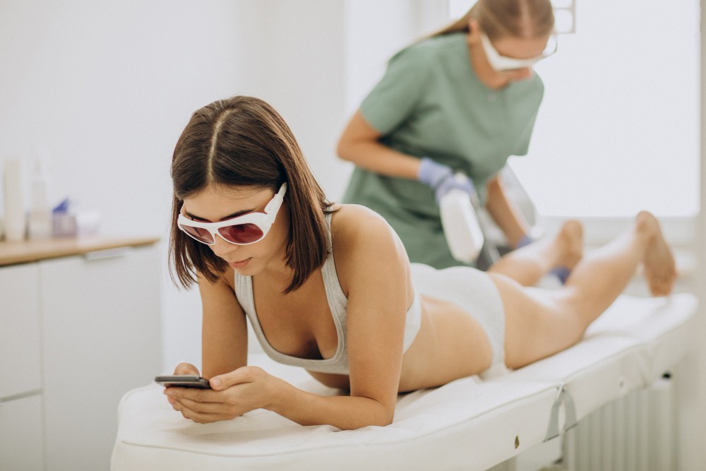 Paciente de Infinity Clinic en gabinete de depilación láser