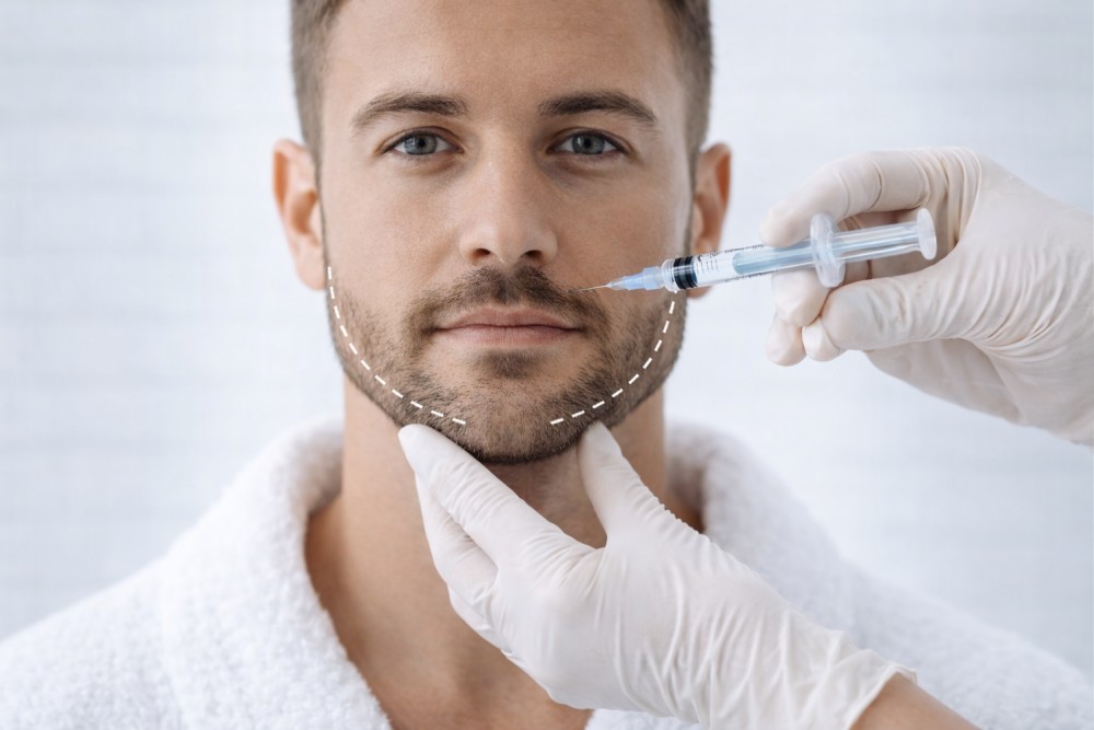 Hombre joven, de 30 años, sometiéndose a tratamiendo de perfilado mandibular en Infinity Clinic